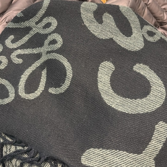 Elegant Black and Gray Patterned oversized Scarf - Picture 5 of 10
